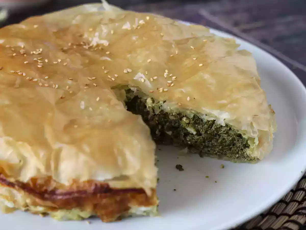 Спанакопита, суперпростой греческий пирог со шпинатом и сыром фета - фото 2