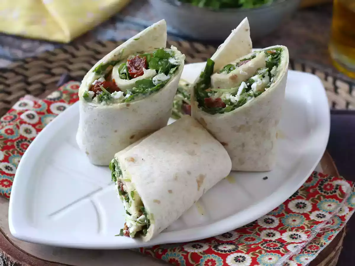Средиземноморская обертка с начинкой из хумуса, рукколы, перца и феты - фото 3