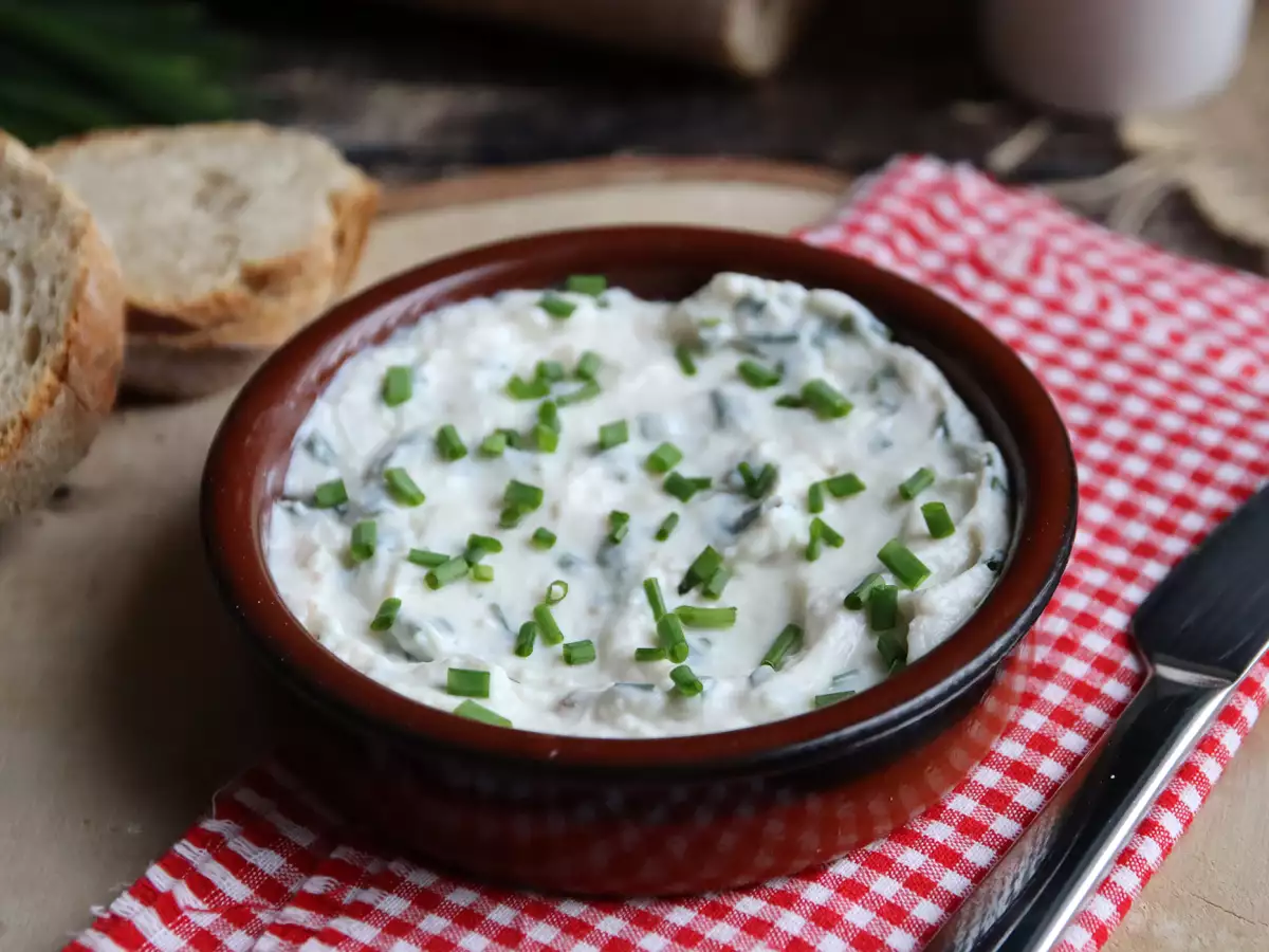 Свежий веганский сыр с чесноком и зеленью (из соевого йогурта!) - фото 2