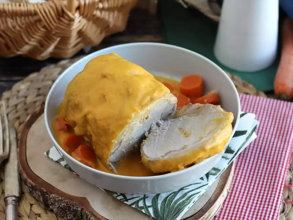 Свиная корейка с пивно-морковным соусом в скороварке
