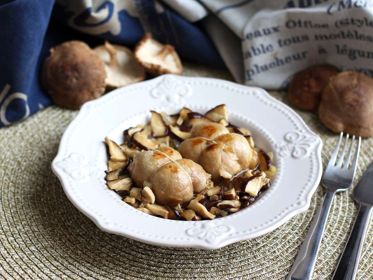 Свиные рулетики с грибным соусом