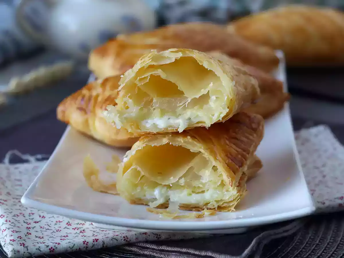 Сырные слоеные пирожки: суперпростой и вкусный рецепт