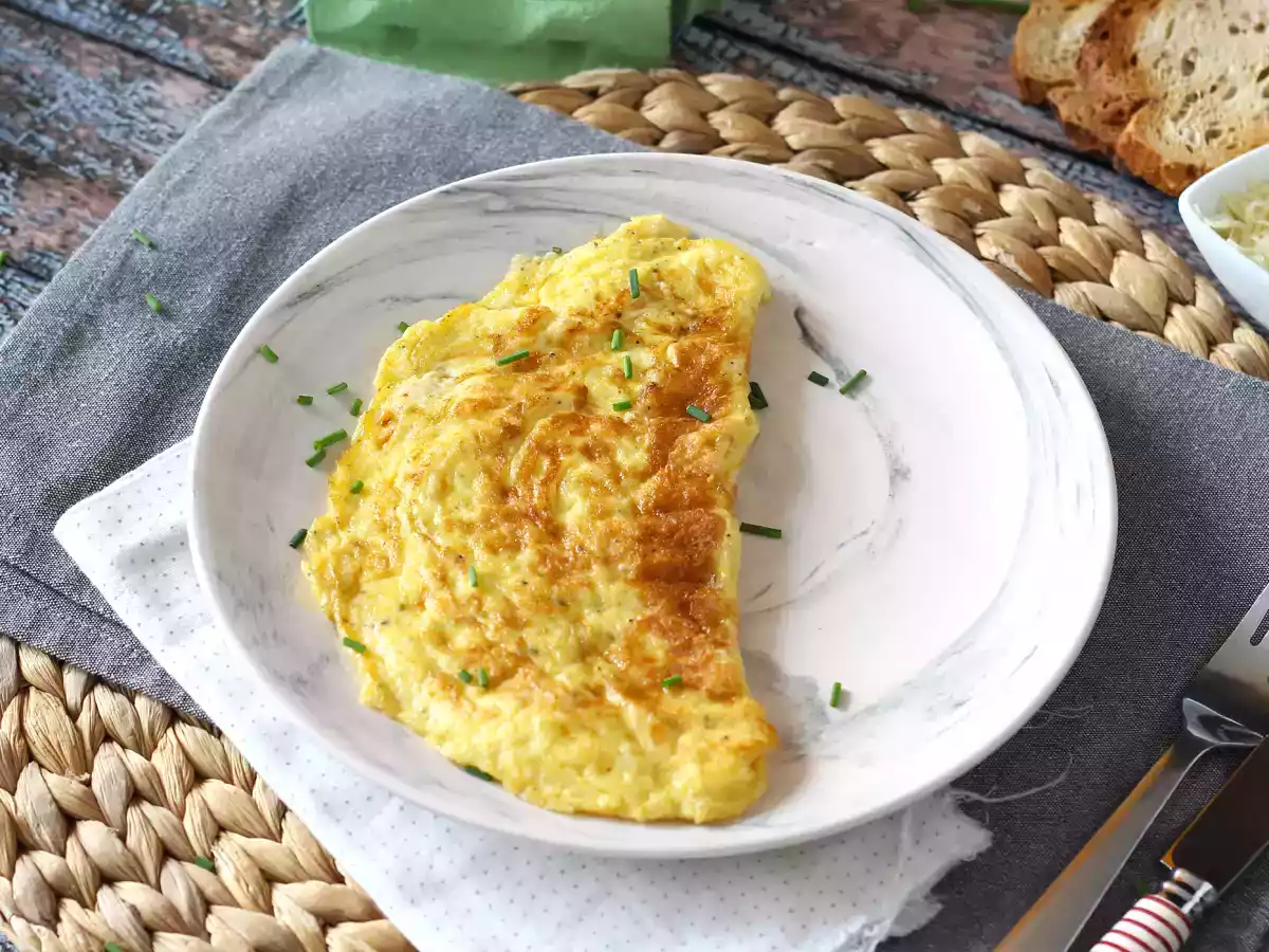 Сырный омлет, экспресс-рецепт, готовый за 5 минут! - фото 2