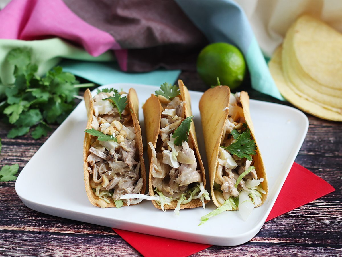 Tacos crujientes con pollo en salsa satay