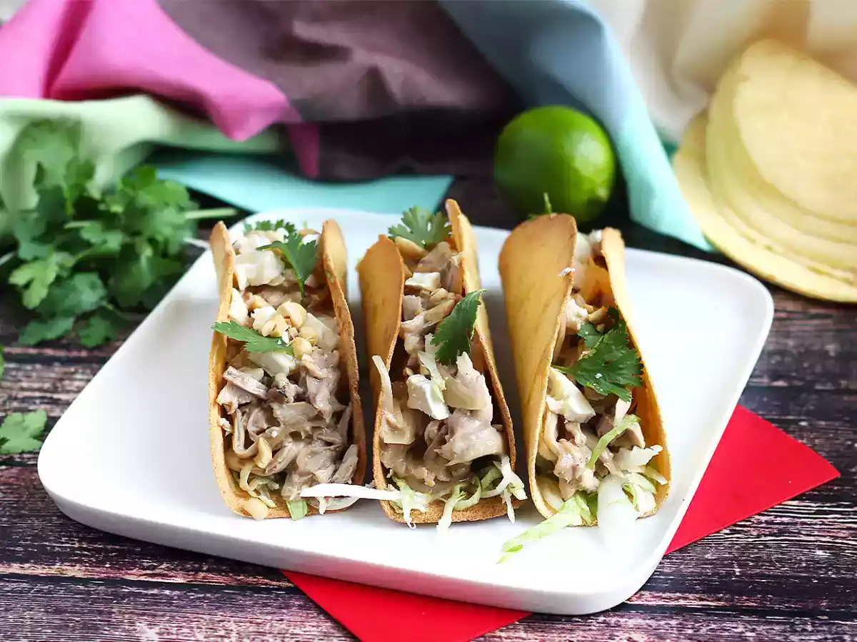 Tacos crujientes con pollo en salsa satay