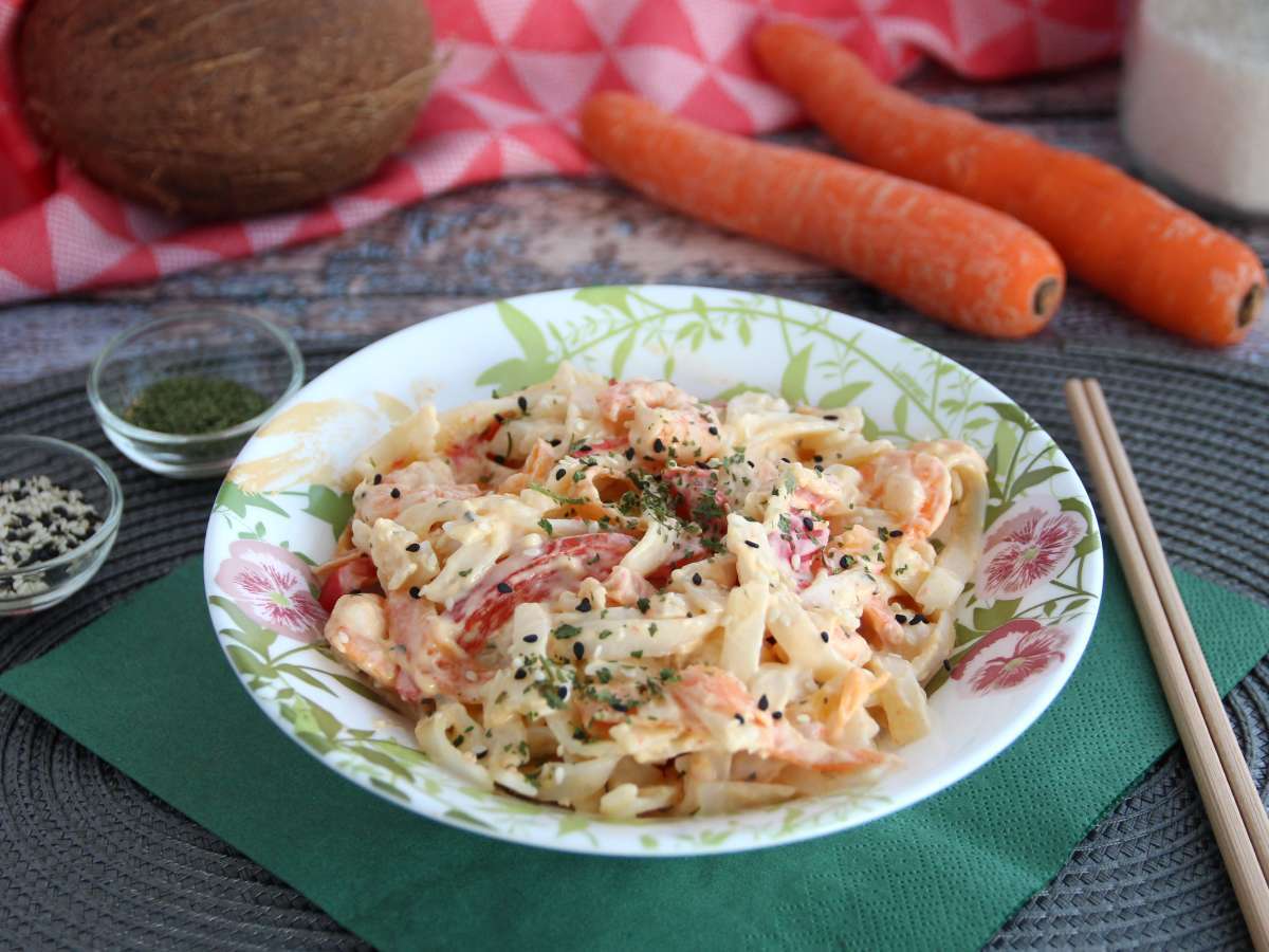 Тайская лапша с креветками, овощами и кокосовыми сливками