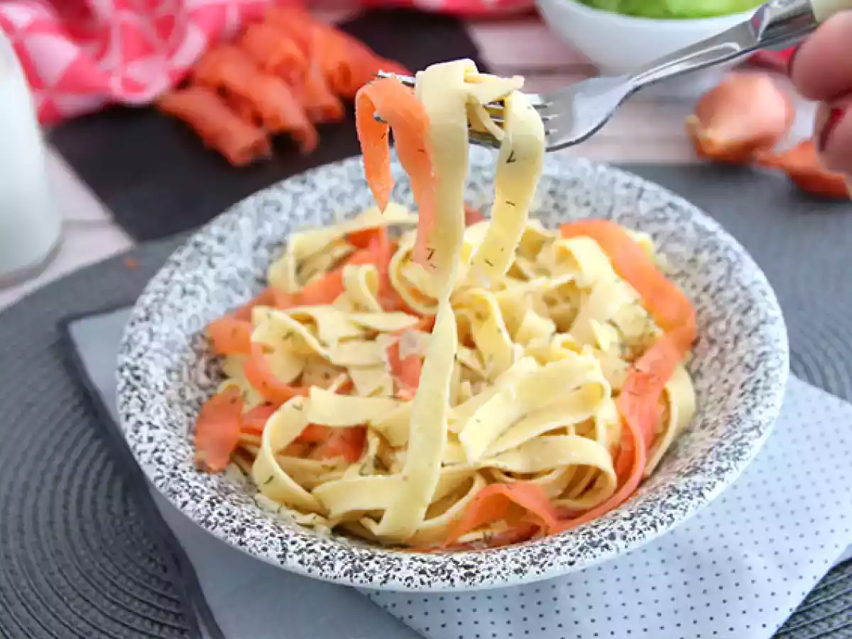 Тальятелле с копченым лососем и укропом