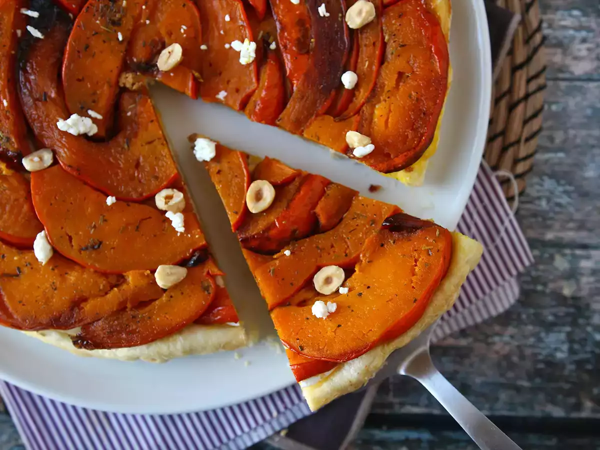 Тарт татен из тыквы хоккайдо с козьим сыром и мёдом