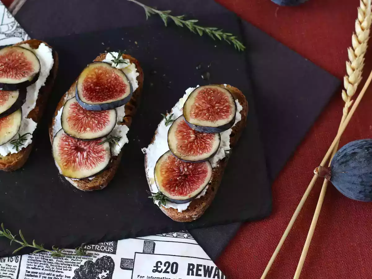 Tartines de figues, fromage de chèvre frais, miel et romarin