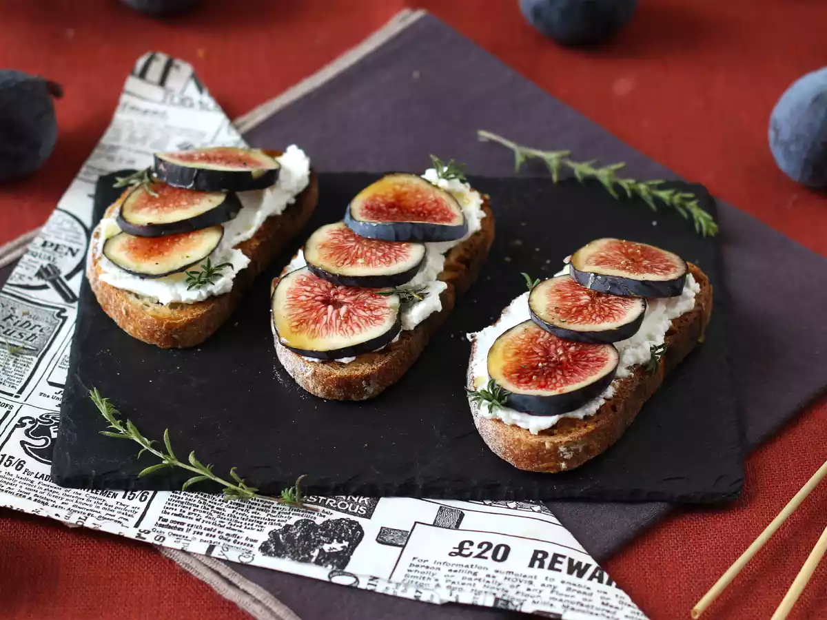 Tartines de figues, fromage de chèvre frais, miel et romarin - фото 2