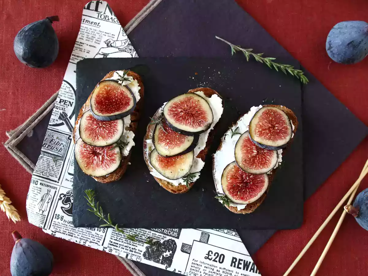 Tartines de figues, fromage de chèvre frais, miel et romarin - фото 4