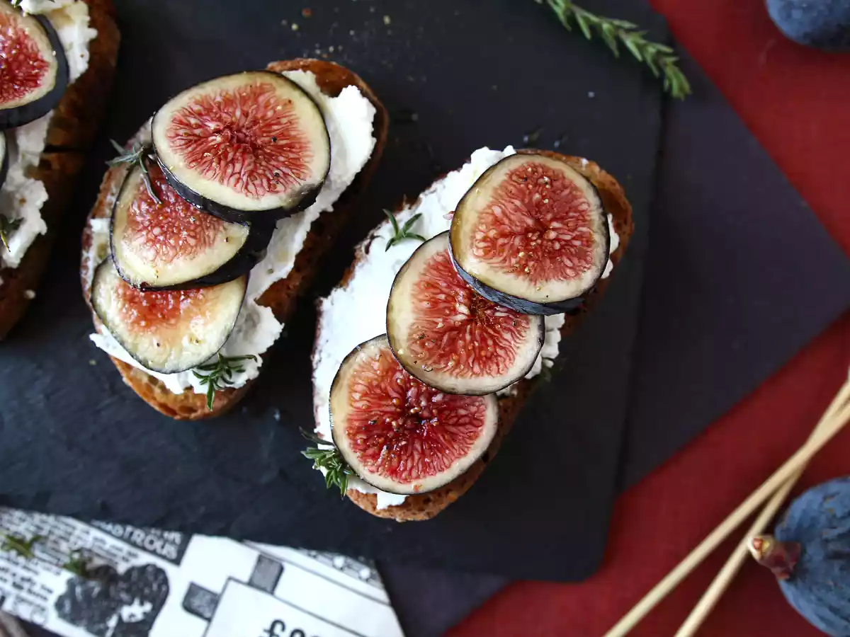 Tartines de figues, fromage de chèvre frais, miel et romarin - фото 5