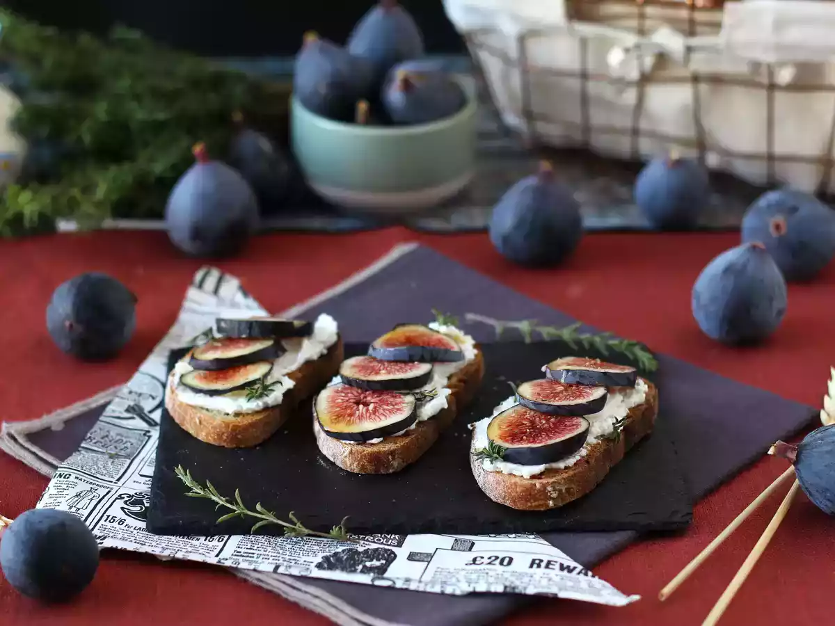 Tartines de figues, fromage de chèvre frais, miel et romarin - фото 6
