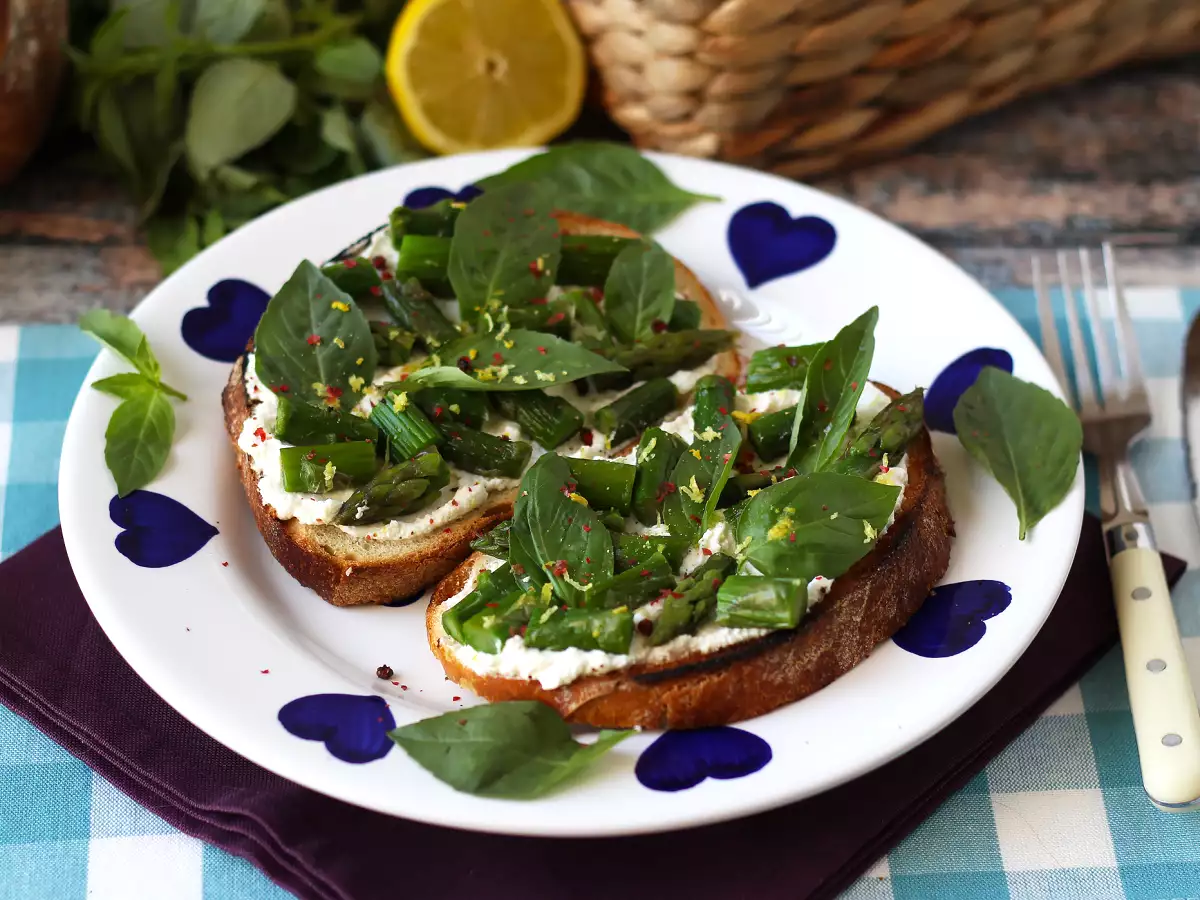 Тартины со спаржей, лимоном и базиликовой рикоттой - фото 3