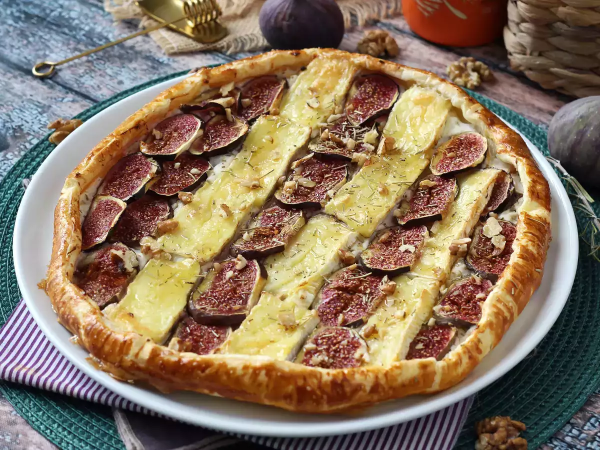 Тонкий пирог с инжиром, бри и грецкими орехами - фото 2