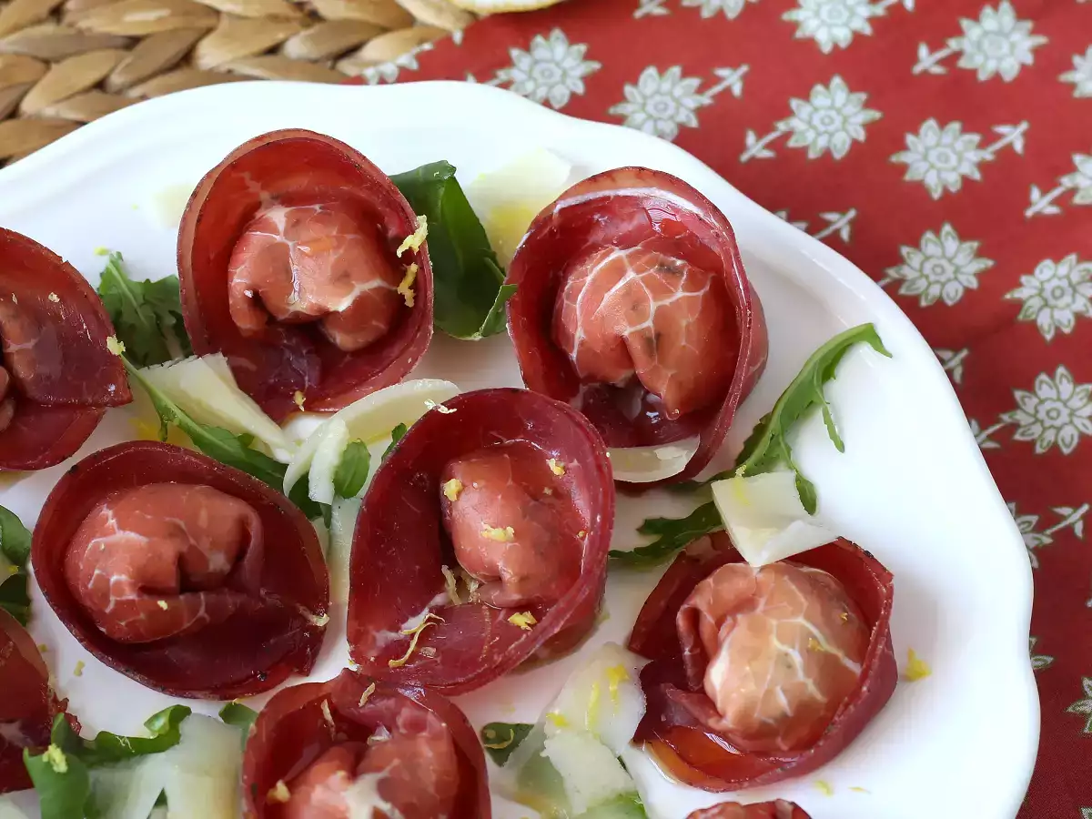 Тортеллони из брезаолы, фаршированные рукколой и сыром рикотта: вкусно и готово за 10 минут! - фото 5