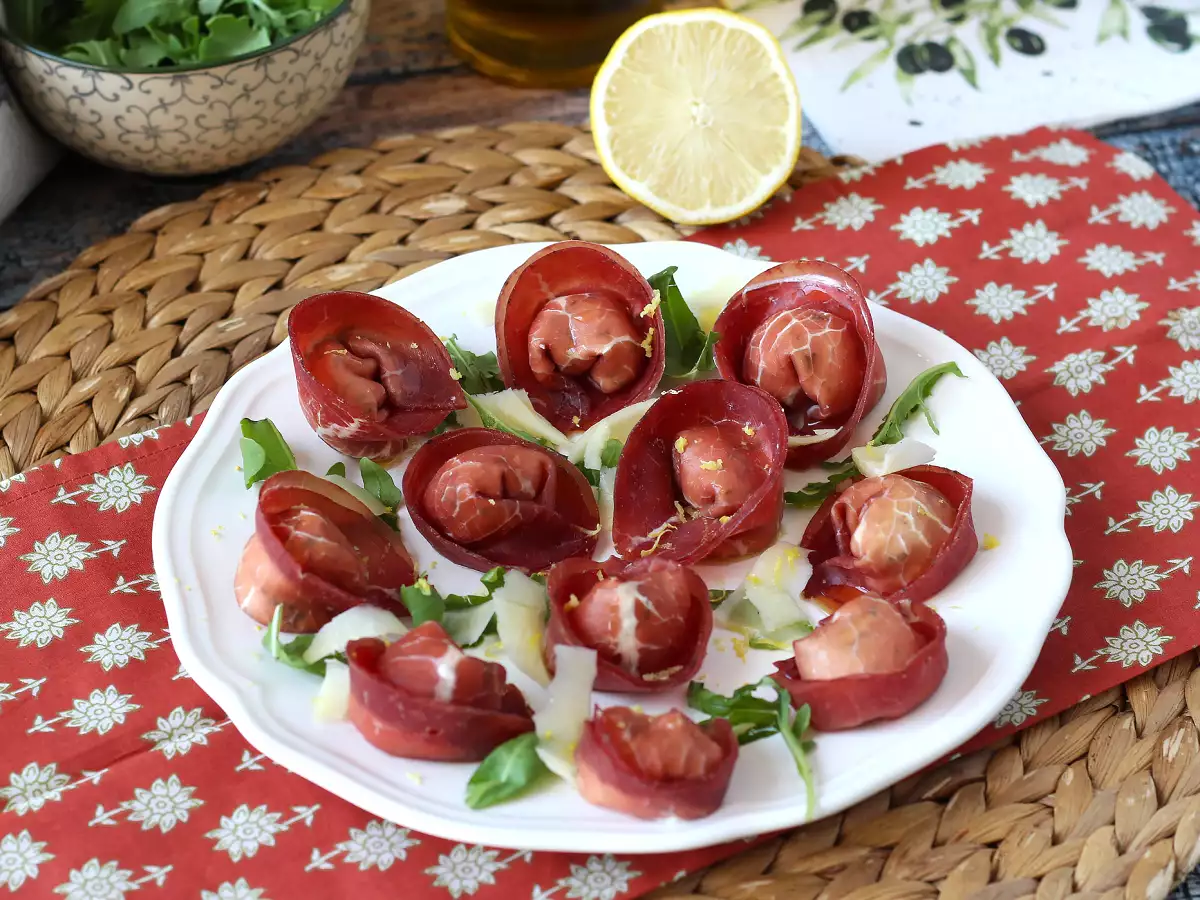 Тортеллони из брезаолы, фаршированные рукколой и сыром рикотта: вкусно и готово за 10 минут! - фото 6