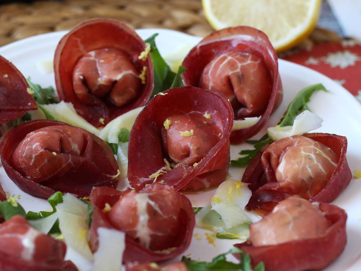 Тортеллони из брезаолы с начинкой из рикотты и рукколы — вкусная закуска за 10 минут!