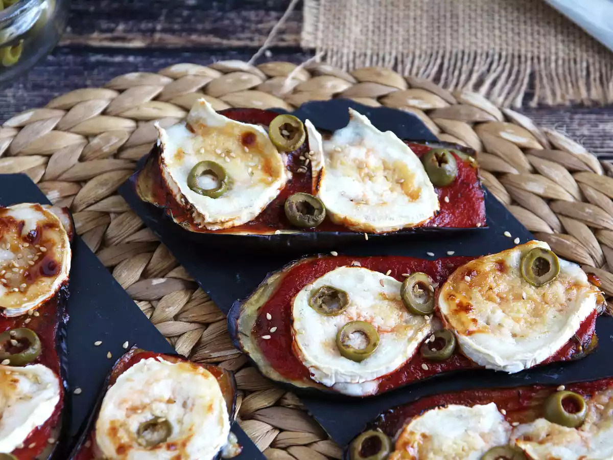 Тост из баклажанов с помидорами и кулисом из козьего сыра