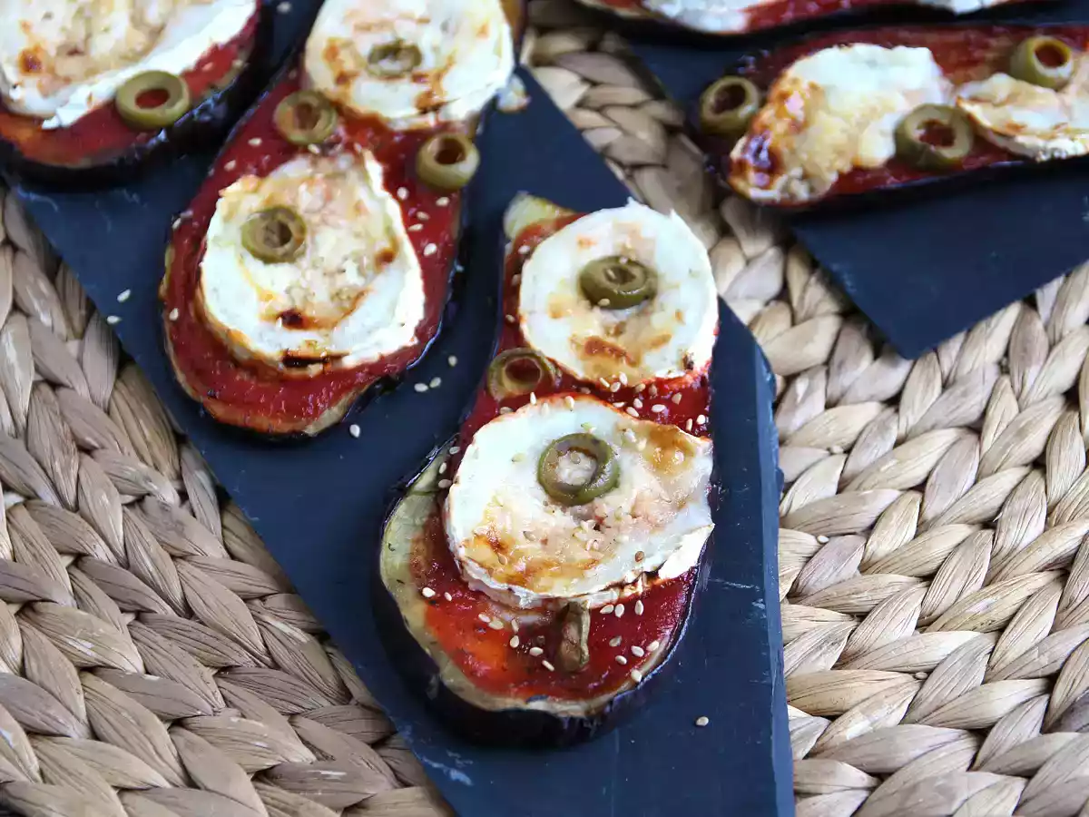 Тост из баклажанов с помидорами и кулисом из козьего сыра - фото 2
