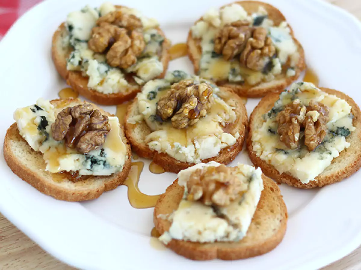 Тосты с рокфором, грецкими орехами и мёдом