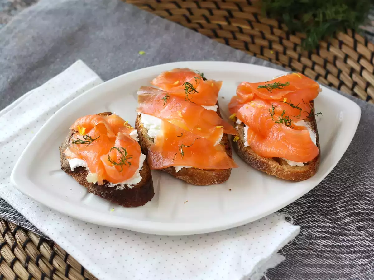 Тосты со свежим козьим сыром и копчёным лососем - фото 4