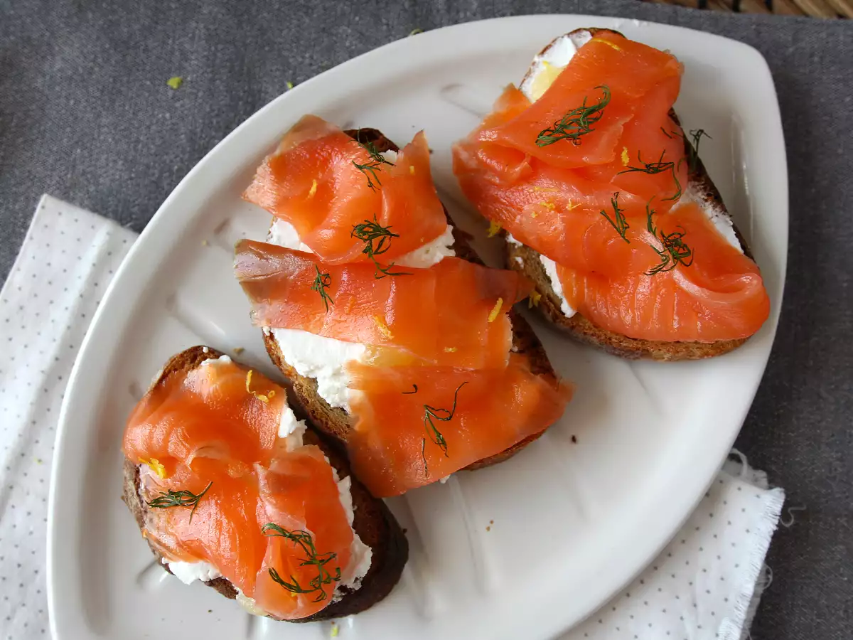 Тосты со свежим козьим сыром и копчёным лососем - фото 5