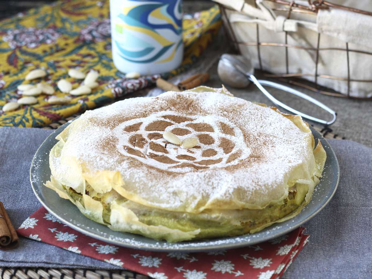 Традиционная марокканская выпечка из кирпичного теста с курицей и специями