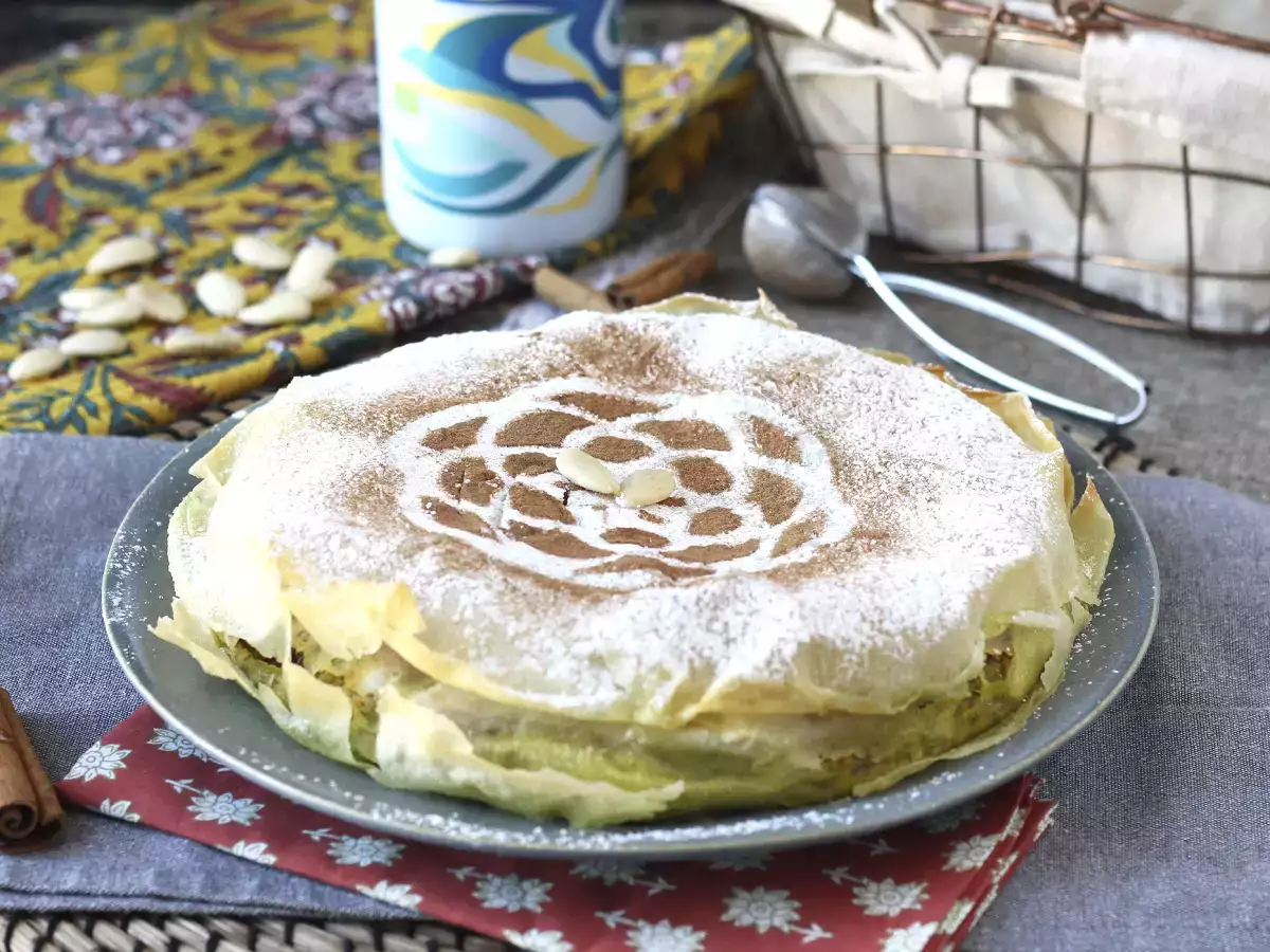 Традиционная марокканская выпечка из кирпичного теста с курицей и специями