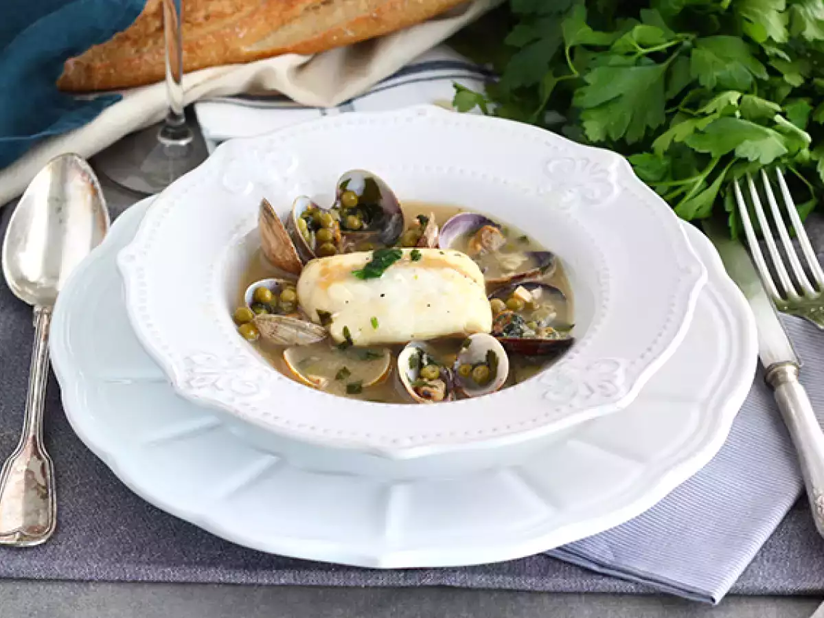 Тушёный хек с моллюсками и зелёным горошком