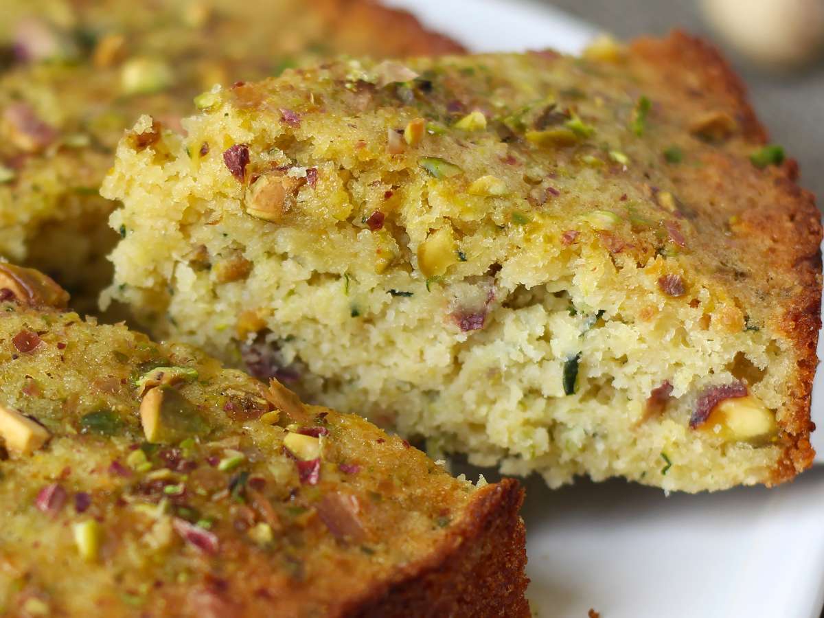 Ультравлажный пирог с фисташками, лаймом и кабачками