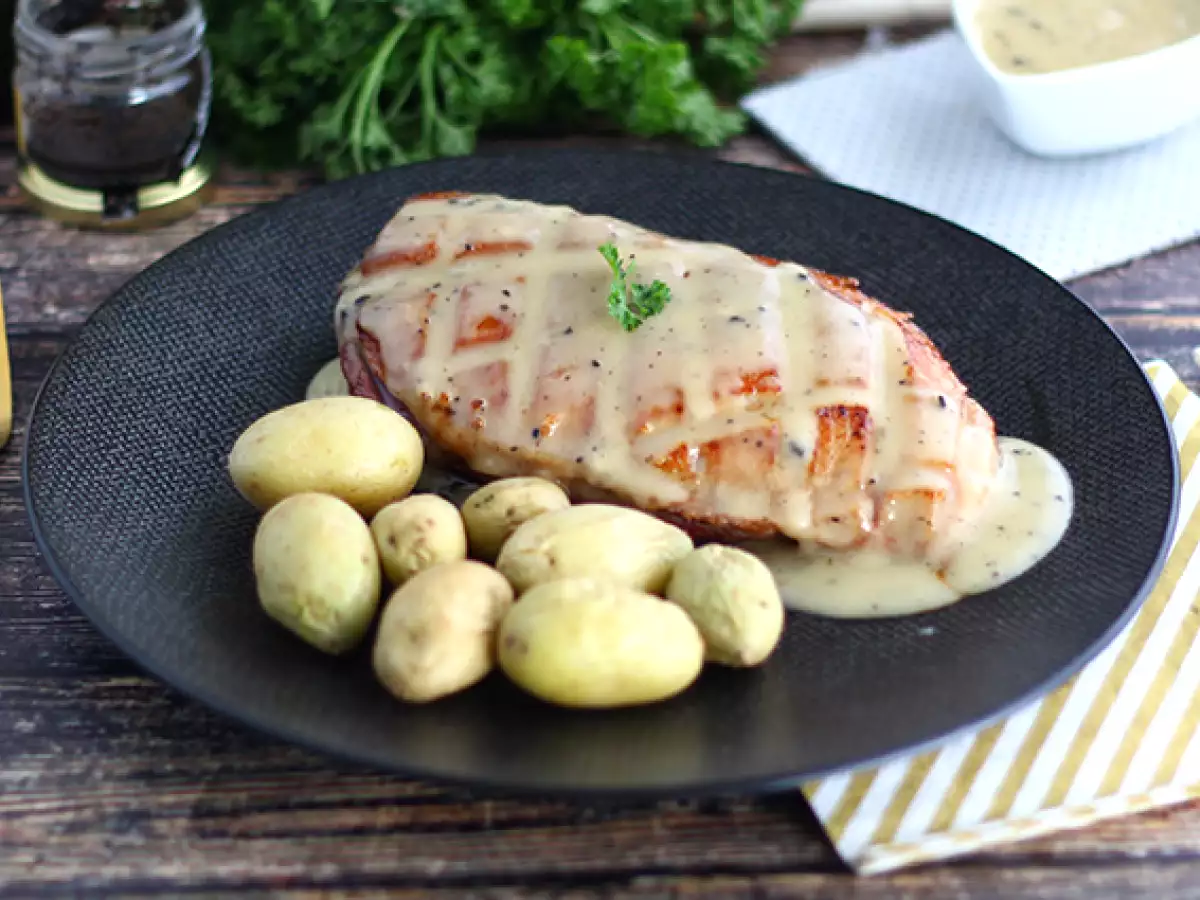 Утиная грудка с соусом из кусочков трюфеля