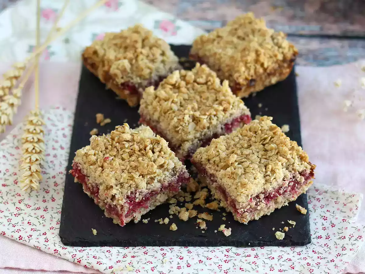 Вкусный, хрустящий пирог с малиновой крошкой
