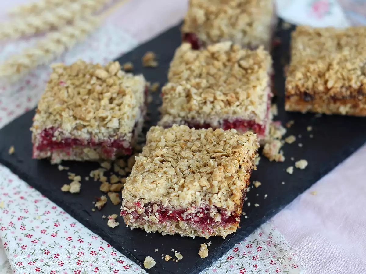 Вкусный малиновый пирог-крамбл: хрустящий снаружи и нежный внутри - фото 3