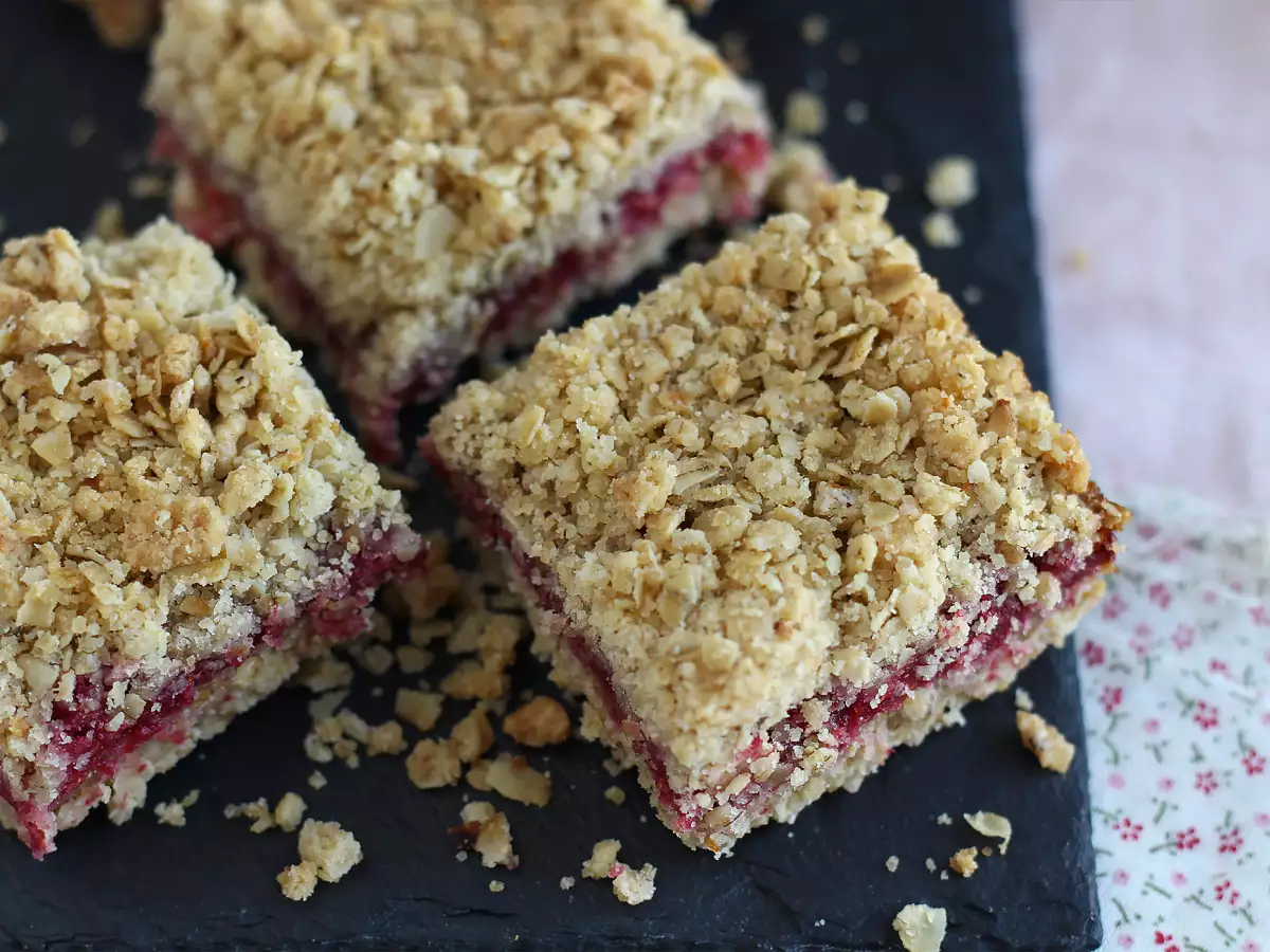 Вкусный малиновый пирог-крамбл: хрустящий снаружи и нежный внутри - фото 5
