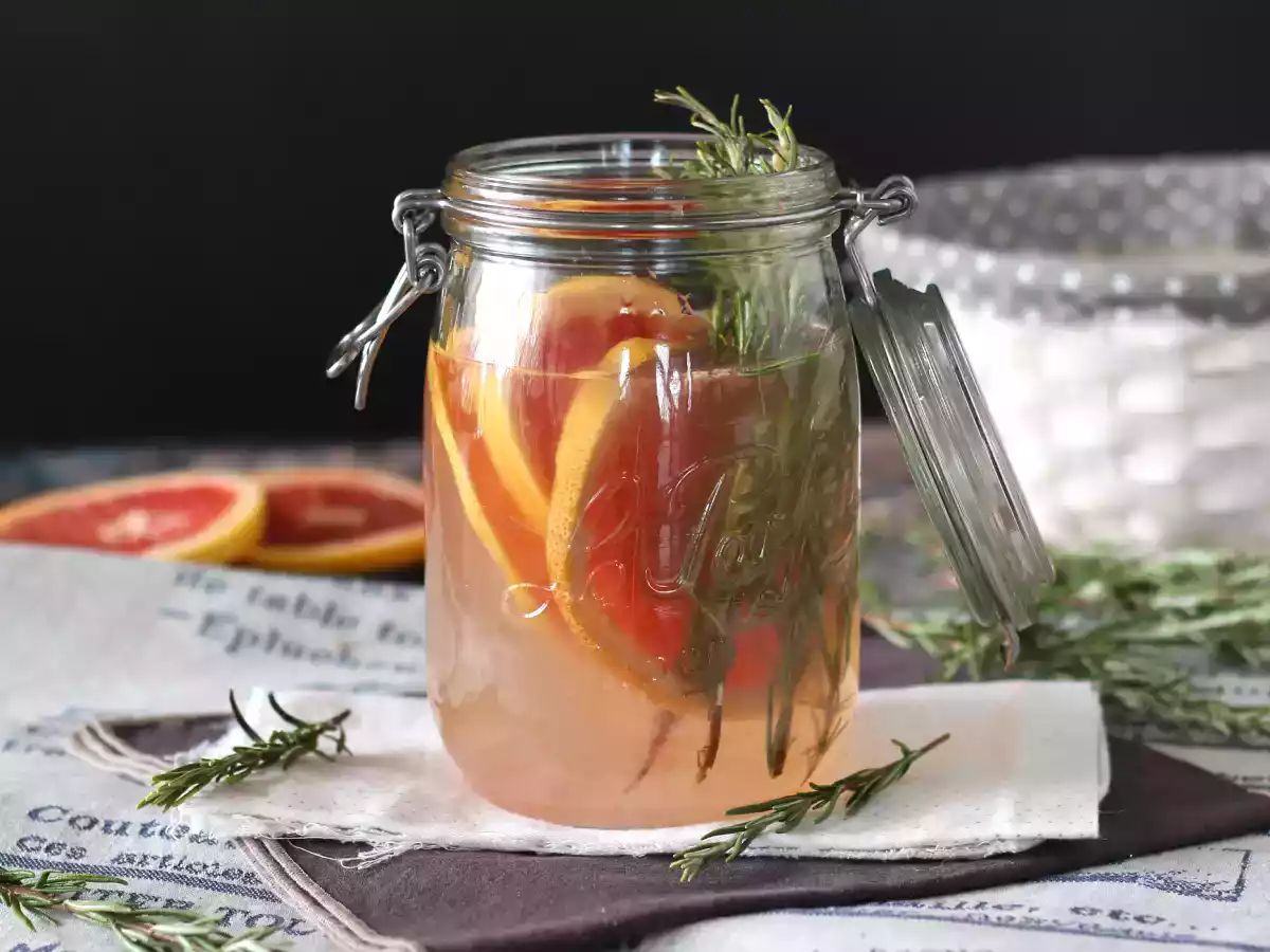 Вода со вкусом грейпфрута и розмарина: детокс-напиток без добавления сахара