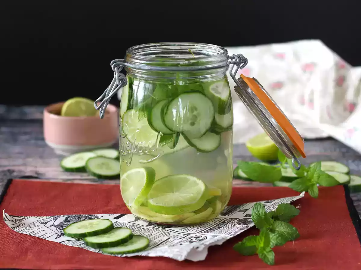 Вода со вкусом огурца, лайма, мяты и имбиря