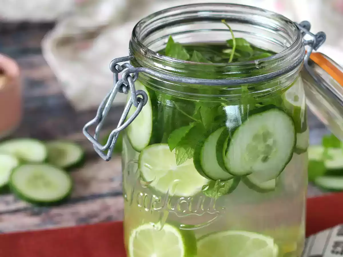 Вода со вкусом огурца, лайма, мяты и имбиря - фото 2
