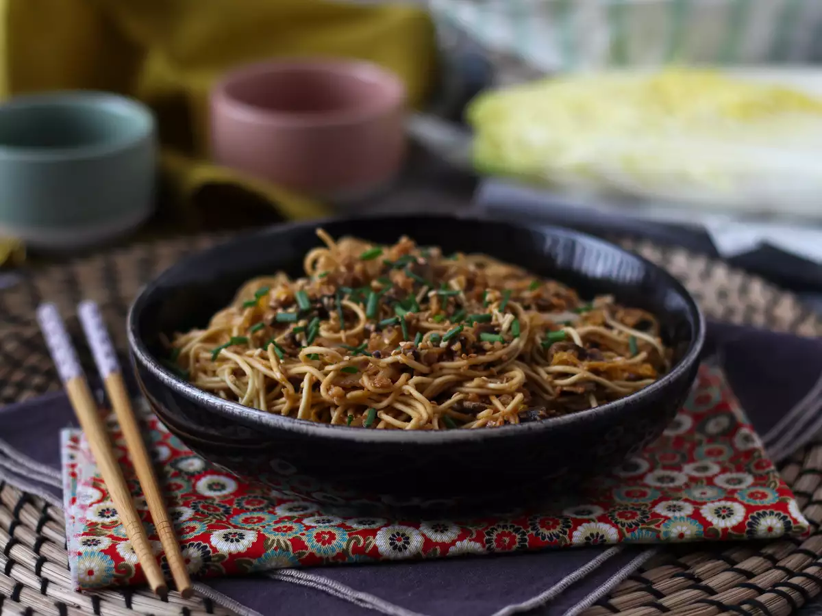 Вок с китайской лапшой, овощами и текстурированным соевым белком - фото 4