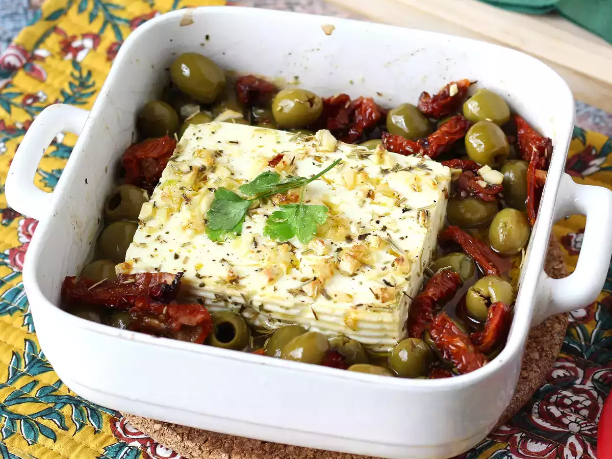 Запеченная фета с вялеными помидорами и оливками, средиземноморский стиль