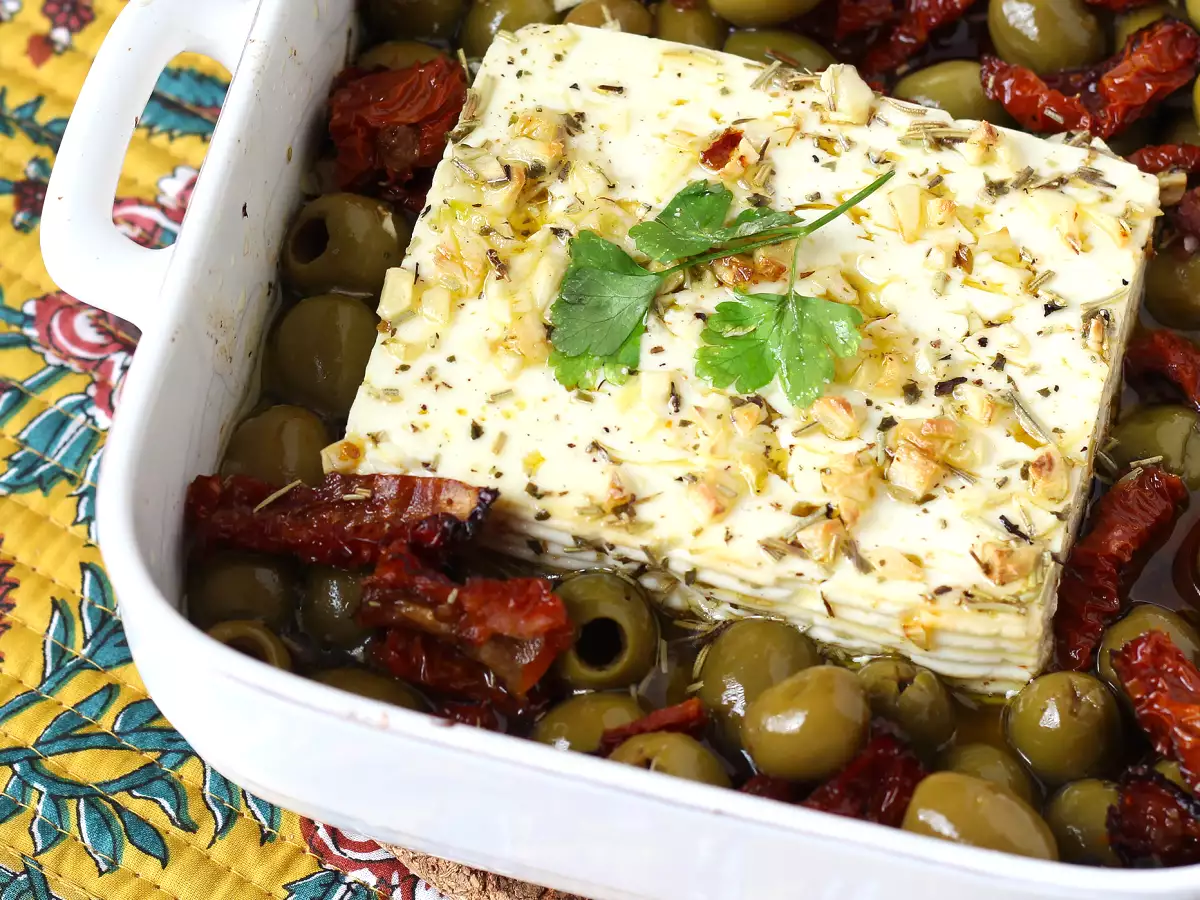 Запеченная фета с вялеными помидорами и оливками, средиземноморский стиль - фото 2