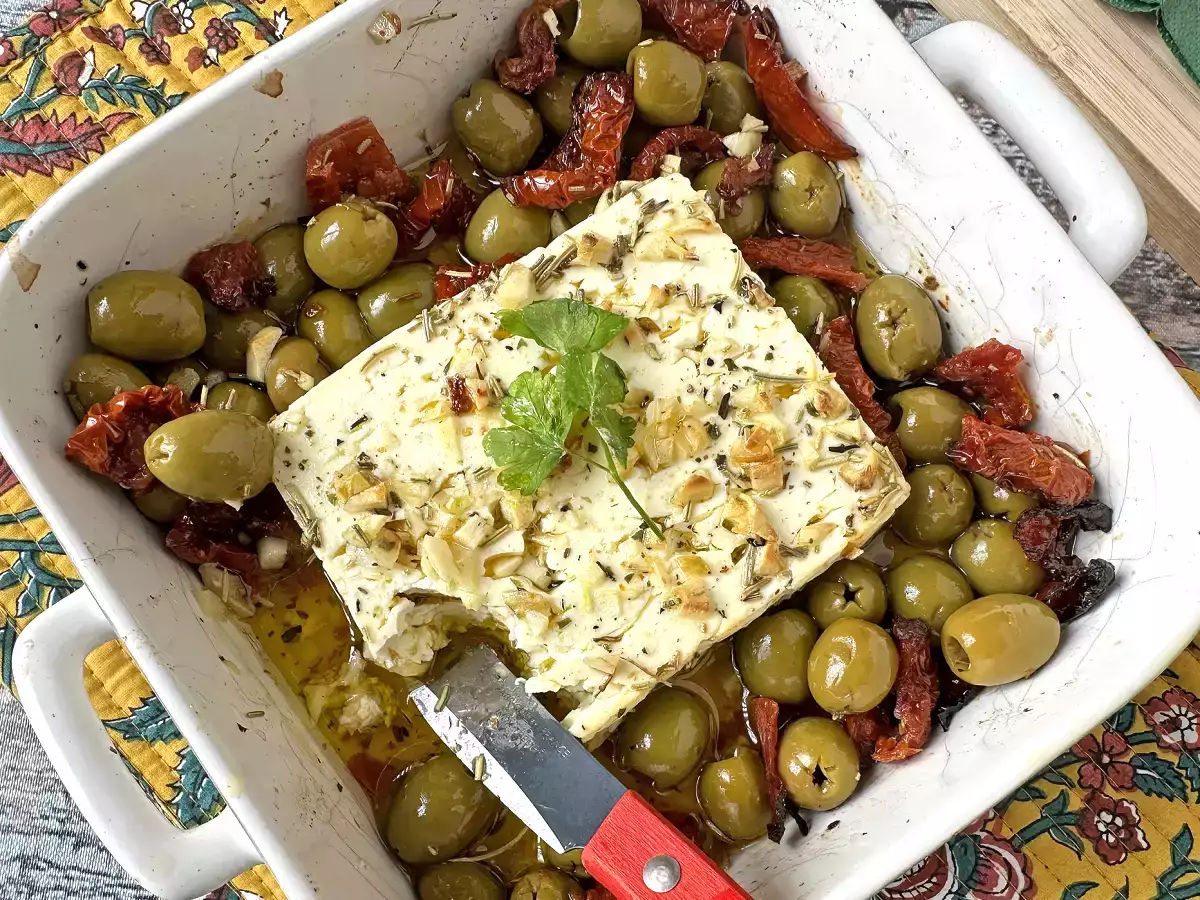 Запеченная фета с вялеными помидорами и оливками, средиземноморский стиль - фото 3