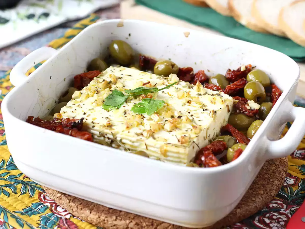 Запеченная фета с вялеными помидорами и оливками, средиземноморский стиль - фото 4