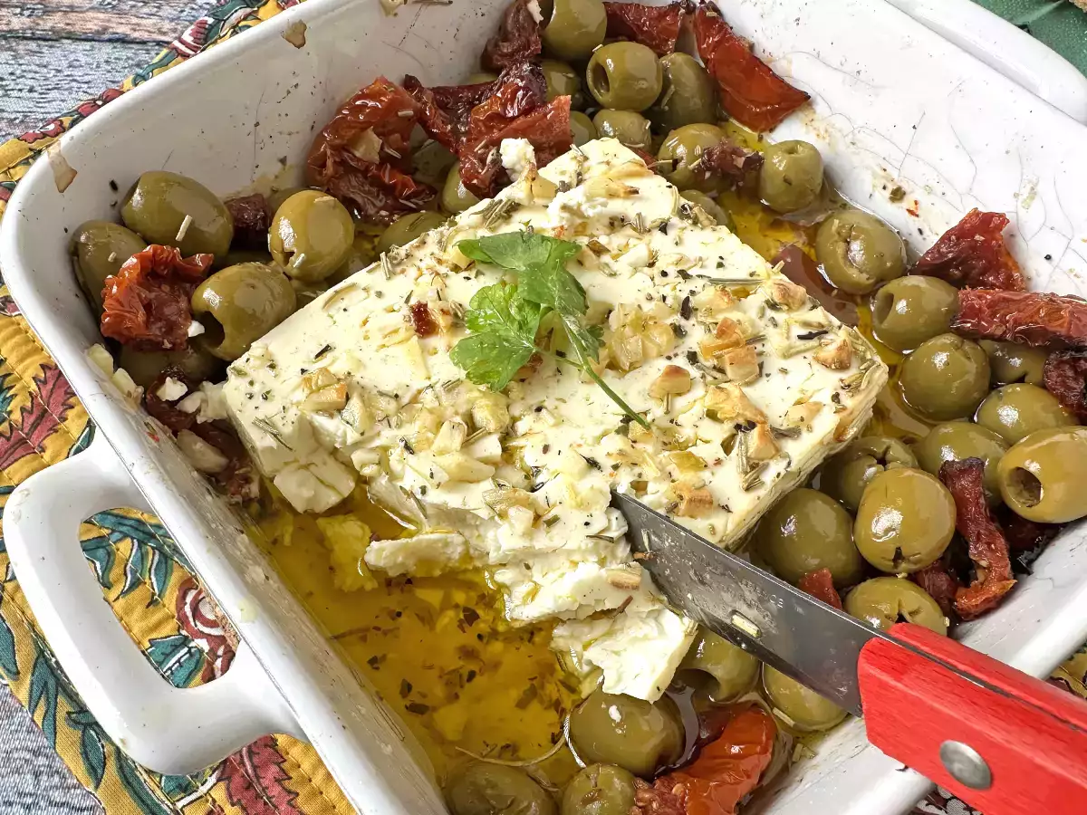 Запеченная фета с вялеными помидорами и оливками, средиземноморский стиль - фото 5
