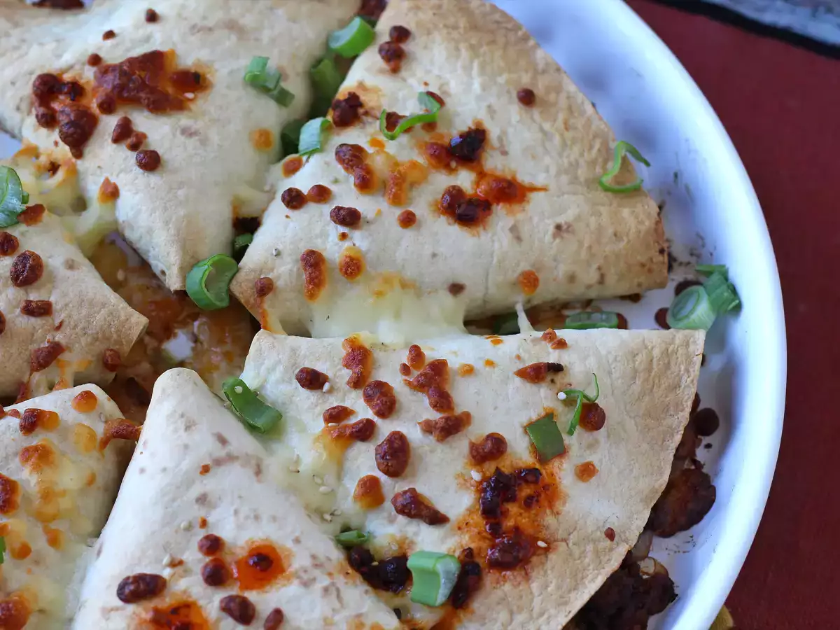 Запеченные в духовке тортильи с кесадильей и острой говяжьей начинкой - фото 5