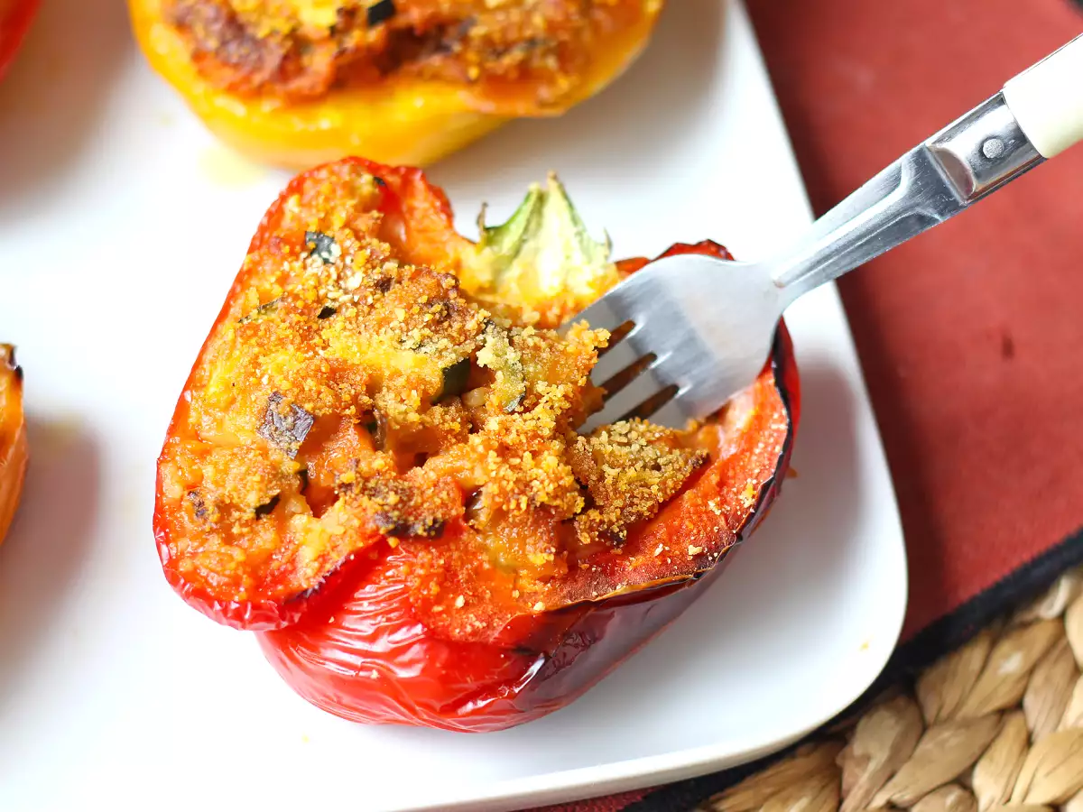 Запеченные вегетарианские фаршированные перцы: простой и вкусный рецепт с овощами и сыром моцарелла - фото 2