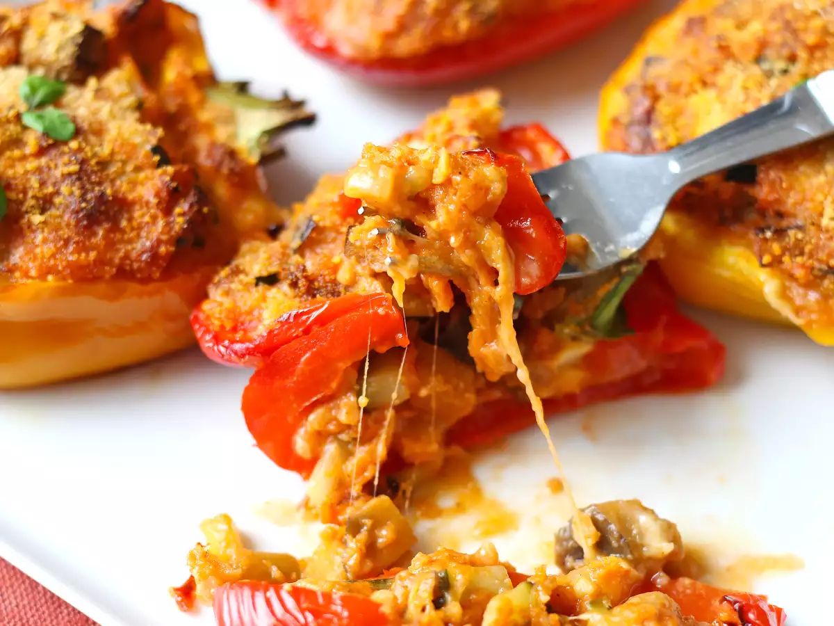 Запеченные вегетарианские фаршированные перцы: простой и вкусный рецепт с овощами и сыром моцарелла - фото 5