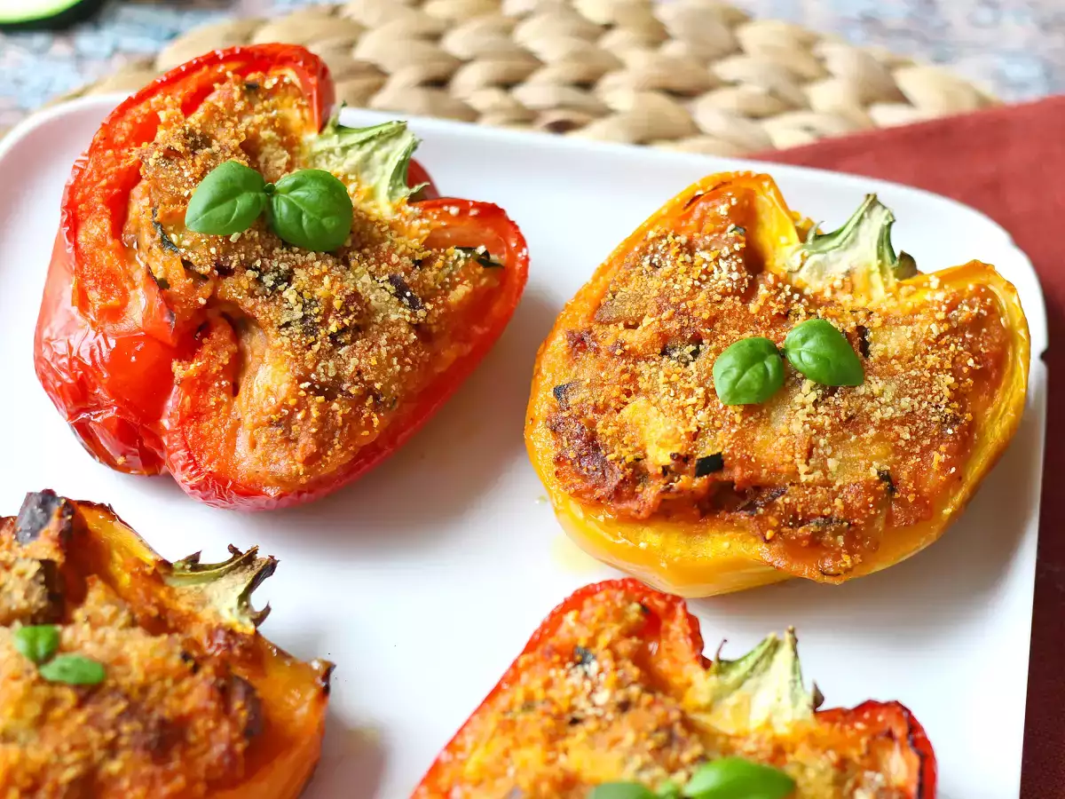 Запеченные вегетарианские фаршированные перцы: простой и вкусный рецепт с овощами и сыром моцарелла - фото 7