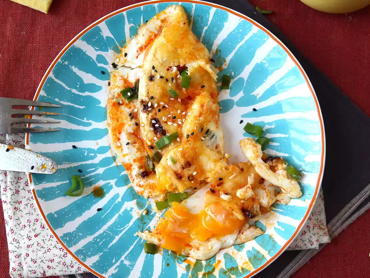 Жареные яйца с медом и моцареллой, сладкий, соленый и острый экспресс-завтрак! - фото 2