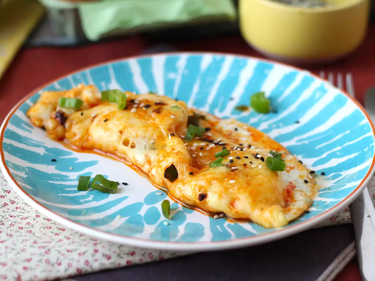 Жареные яйца с медом и моцареллой, сладкий, соленый и острый экспресс-завтрак! - фото 3